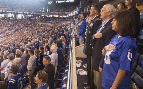 Mike Pence a plecat de la un meci din NFL după ce mai mulţi jucători au protestat în timpul intonării imnului