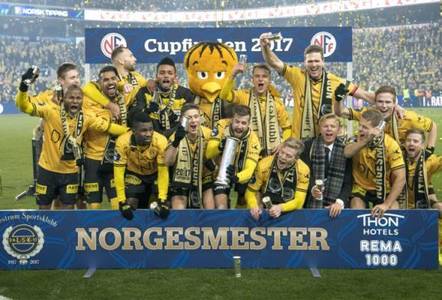 Un fotbalist, nud, şi-a acoperit organele genitale cu trofeul Cupei Norvegiei