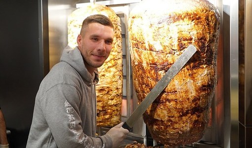 Lukas Podolski şi-a deschis un restaurant pentru kebab la Koln, fanii au stat la coadă cinci ore