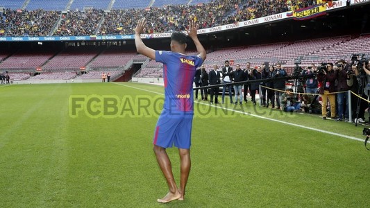 Peste 8.500 de fani pe Camp Nou la prezentarea noului transfer al FC Barcelona, Yerry Mina
