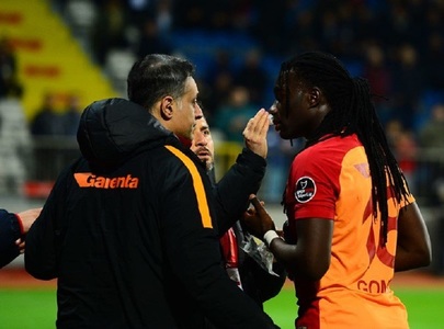Gomis a leşinat pe teren la meciul Kasimpaşa – Galatasaray, dar a continuat să joace. “Mi se întâmplă uneori. Este ceva legat de stres”, spune el - VIDEO