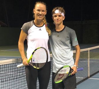 Romeo Beckham a jucat tenis cu Caroline Wozniacki - VIDEO