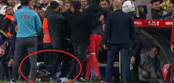 Meciul Fenerbahce – Beşiktaş, din Cupa Turciei, suspendat după ce Şenol Guneş a fost lovit în cap cu un obiect aruncat din tribună