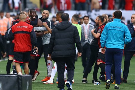 Florentin Pogba, agresat de coechipierii săi după ce a ieşit de pe teren la meciul echipei Gençlerbirligi cu Antalyaspor