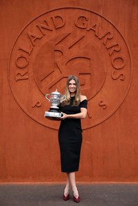 Simona Halep şi trofeul de la Roland Garros, pe Arena Naţională