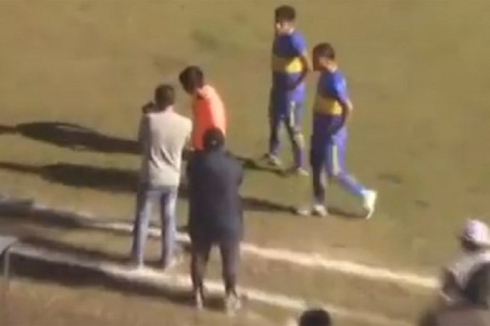 “VAR” insolit la un meci din Copa Peru: Un arbitru a folosit camera unui fotograf pentru verificarea unei faze care s-a finalizat cu gol - VIDEO