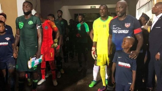 George Weah (51 de ani), în prezent preşedintele Liberiei, a jucat într-un meci amical cu Nigeria