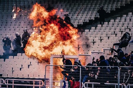 Sticlă indendiară aruncată spre fanii olandezi pe stadion, la meciul AEK Atena - Ajax