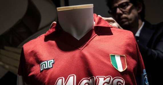 Un tricou roşu purtat de Maradona la Napoli, vândut la licitaţie cu 12.000 de euro