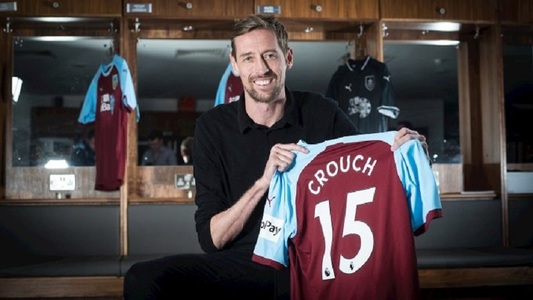 Peter Crouch (38 de ani) a semnat un contract cu Burnley