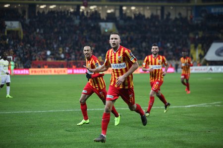 Kayserispor a învins Fenerbahce, scor 1-0. Lung şi colegii săi au sărbătorit cântând cu suporterii - VIDEO
