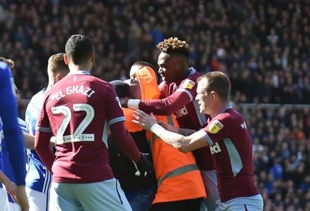 Jack Grealish (Aston Villa) a fost agresat de un suporter la meciul cu Birmingham City, din Championship – VIDEO