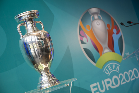 Trofeul care îi va fi decernat câştigătoarei Euro-2020 va fi expus, vineri, la Bucureşti