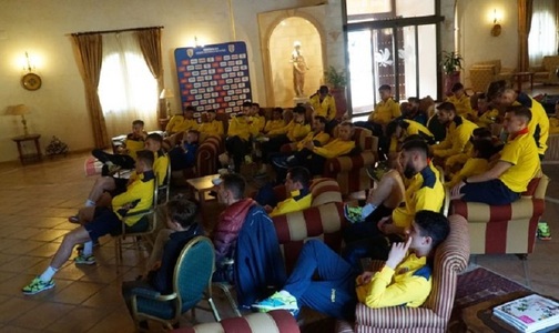 Naţionala under 21 a urmărit meciul Suedia – România în cantonamentul din Spania. Alături de tricolorii mici s-a aflat şi Sergiu Radu