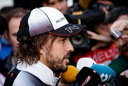 Fernando Alonso va testa monopostul McLaren-Renault