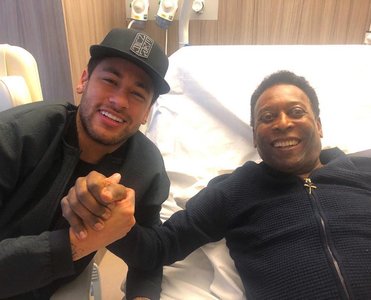 Neymar l-a vizitat pe Pele la spitalul din Paris unde fostul jucător este internat din 3 aprilie