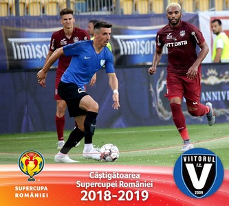 Jucătorii echipei FC Viitorul au primit trofeul Supercupa României de la directorul tehnic al FRF, Mihai Stoichiţă