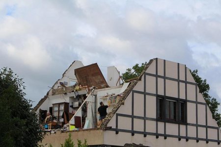 Tornadă în Luxemburg: 19 persoane au fost rănite, 100 de case distruse; În Germania, 15 fotbalişti au fost răniţi de fulger