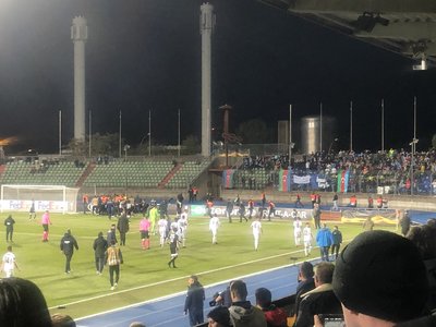 Meciul Dudelange – Qarabag, suspendat din motive de securitate, după ce o dronă cu drapelul Armeniei a survolat stadionul şi suporterii au pătruns pe teren
