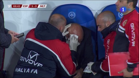Antrenorul naţionalei Maltei a suferit o lovitură puternică la cap pe bancă, la meciul cu Spania. “Nu îmi amintesc mai nimic din ultimele 20 de minute”, spune el