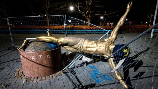 Statuia lui Zlatan Ibrahimovic din Malmo, dărâmată de pe soclu după un nou act de vandalism