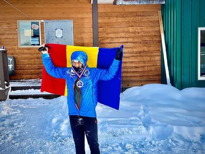 Tiberiu Uşeriu, între cei doi sportivi care au încheiat cursa de 300 de mile a Yukon Arctic Ultra 