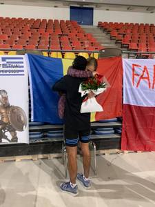 Un ultramaratonist român şi-a cerut iubita în căsătorie la km 3.000. Răspunsul tinerei: Dacă termini cursa - VIDEO
