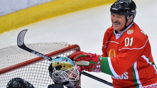 În plină pandemie de coronavirus, preşedintele Belarusului a jucat un meci de hochei pe gheaţă.”Aici nu sunt virusuri”, spune Lukaşenko - VIDEO