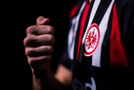 Eintracht Frankfurt le propune abonaţilor să le dea banii înapoi iar aceştia să îi doneze