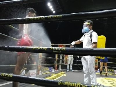 Gală de box în Nicaragua în plină pandemie: sportivii au fost daţi cu dezinfectant din cap până-n picioare, publicul a respectat distanţarea socială