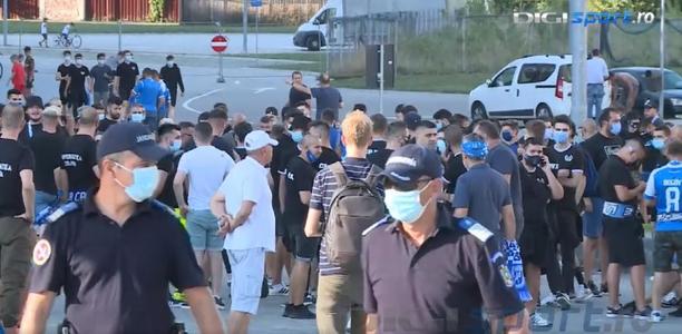 Zeci de fani s-au strâns în faţa stadionului Ion Oblemenco din Craiova înaintea meciului cu CFR Cluj