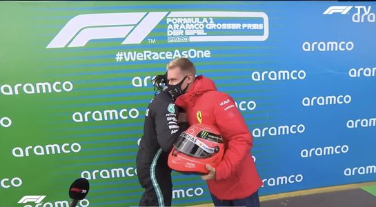 Hamilton a primit o cască purtată de Schumacher după ce a egalat recordul germanului. “Sunt onorat. Am un respect imens pentru Michael”, a spus britanicul
