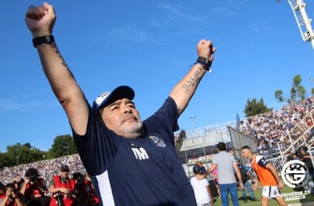 Diego Armando Maradona, considerat de mulţi drept cel mai bun fotbalist din lume, împlineşte vineri 60 de ani