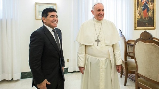 Papa Francisc i-a trimis un rozariu binecuvântat familiei lui Maradona