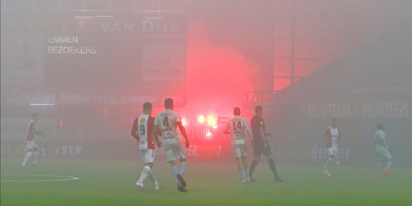 Meci din prima ligă olandeză, întrerupt 17 minute din cauza spectacolului pirotehnic al fanilor - VIDEO
