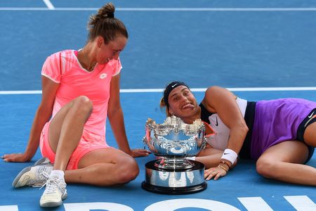 Mertens şi Sabalenka au câştigat Australian Open la dublu