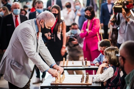 Prima etapă a circuitului mondial Grand Chess Tour 2021 începe sâmbătă. Se confruntă opt jucători de top din străinătate şi cei mai buni doi jucători români - FOTO