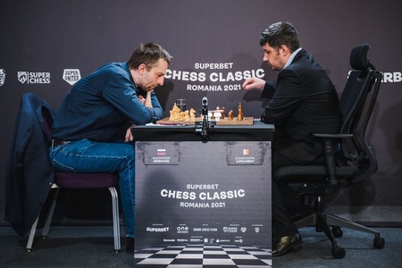 Superbet Chess Classic Romania 2021 - Shakhriyar Mamedyarov şi Alexander Grischuk se detaşează la vârful clasamentului după Runda a VI-a

