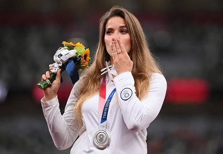 Atleta poloneză Maria Andrejczyk a scos la licitaţie medalia de argint câştigată la JO. Ea a avut nevoie de bani pentru operaţia fiului său de 8 luni
