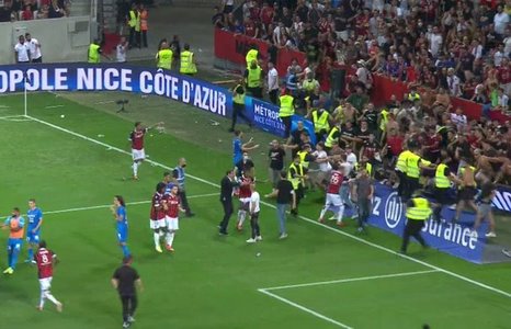 Prima reţinere după incidentele de la meciul Nice-OM: Un bărbat acuzat că ar fi lovit un jucător de la Marseille