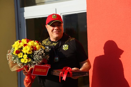 Marius Şumudică a primit flori şi cadouri de la mai mulţi fani ai echipei Malatyaspor - FOTO - 
