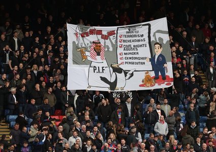 Poliţia britanică a deschis o anchetă după ce fanii echipei Crystal Palace au afişat un banner împotriva noilor proprietari saudiţi ai clubului Newcastle