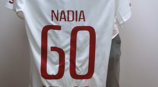 FC Rapid îi dăruieşte un tricou personalizat Nadiei Comăneci, de ziua sa – VIDEO