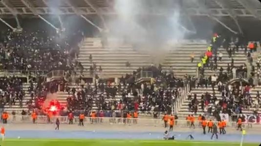 Meciul Paris FC - Olympique Lyon din Cupa Franţei, întrerupt defintiv din cauza incidentelor violente din tribune - VIDEO