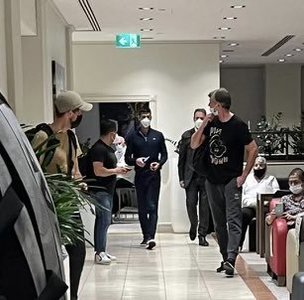 UPDATE: Novak Djokovici a părăsit Australia. El s-a aflat sub escorta poliţiei federale australiene la aeroportul din Melbourne