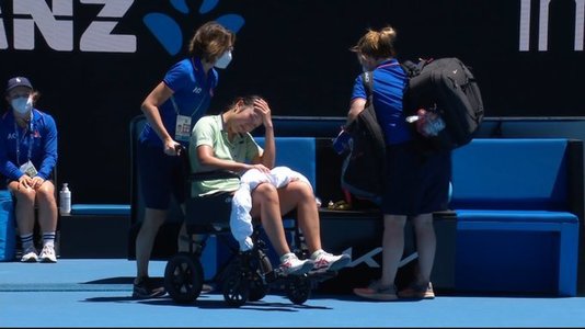 Harmony Tan a părăsit terenul în scaun cu rotile după o accidentare suferită în meciul cu Elina Svitolina la Australian Open