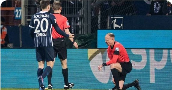 Bundesliga: Meciul întrerupt vineri după ce arbitrul asistent a fost lovit în cap cu un obiect aruncat din tribună nu se va rejuca