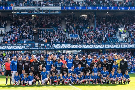 Gheorghe Hagi a jucat în meciul dintre legendele clubului Rangers şi Worls XI, la împlinirea a 150 de ani de când există clubul scoţian - VIDEO