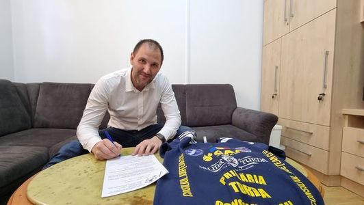 Portarul Mihai Popescu, noul jucător al echipei Potaissa Turda; el revine în Liga Naţională după 7 sezoane în Franţa