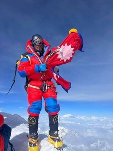 Un nepalez a stabilit un record. A făcut o ascensiune dublă a celor mai înalte 14 vârfuri din lume